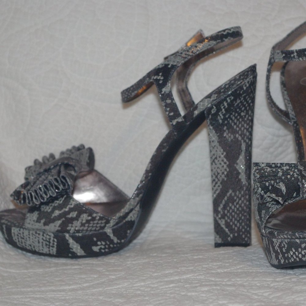Jessica Simpson grey snakeskin pattern with bow, Size 10